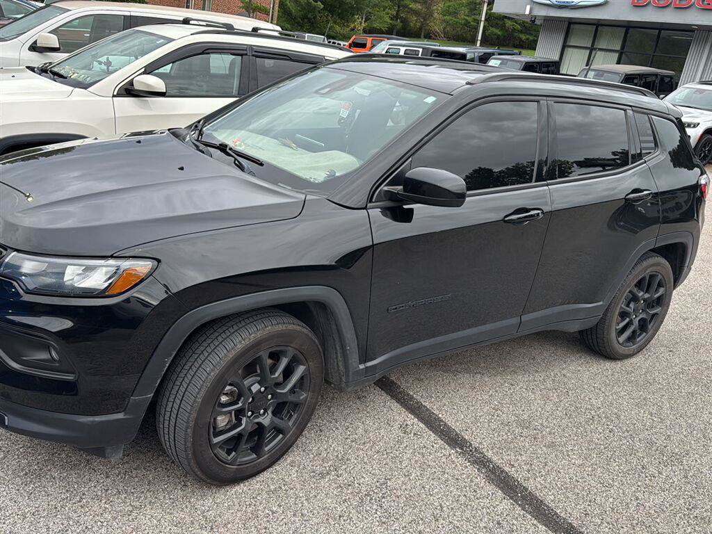 Used 2024 Jeep Compass Latitude w/ Altitude Special Edition AWD/4WD image 3