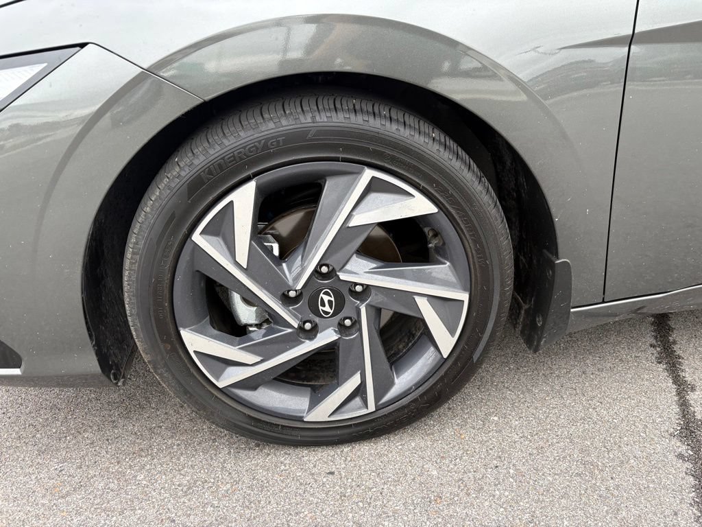 Certified 2025 Hyundai Elantra Limited FWD image 8