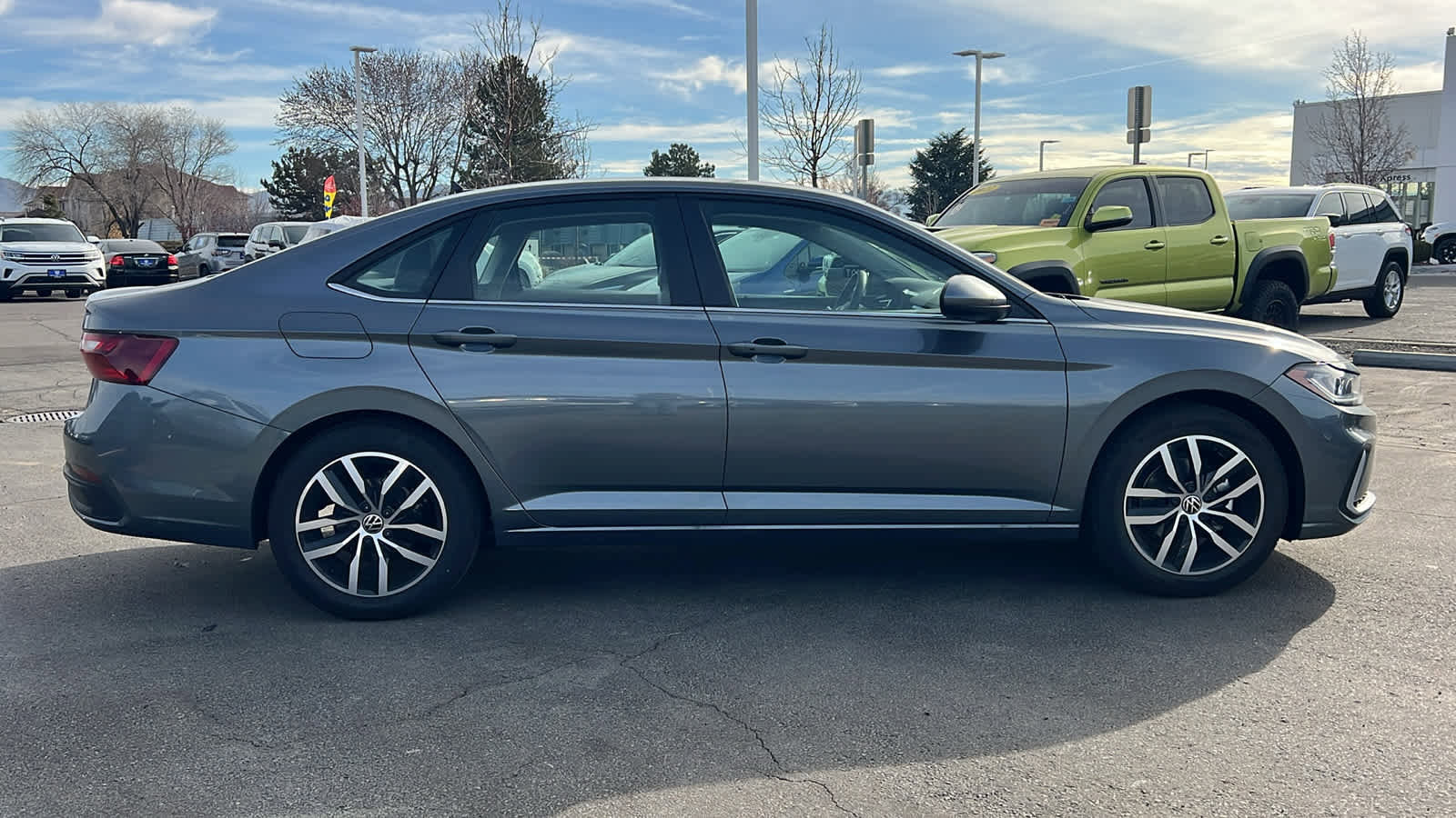 Certified 2025 Volkswagen Jetta SE image 4