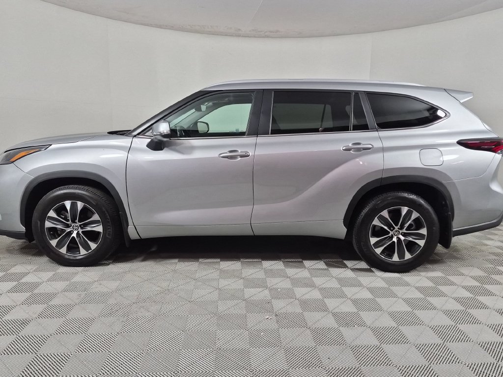 Used 2024 Toyota Highlander XLE FWD image 6