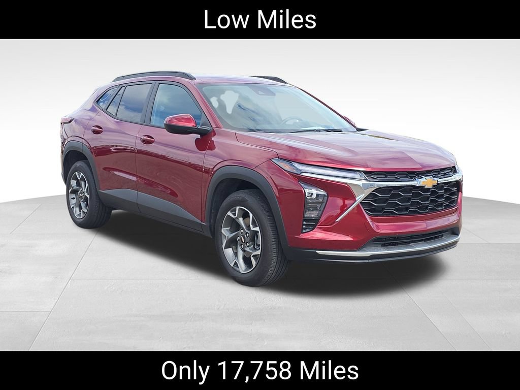 Used 2025 Chevrolet Trax LT w/ Driver Confidence Package FWD image 2