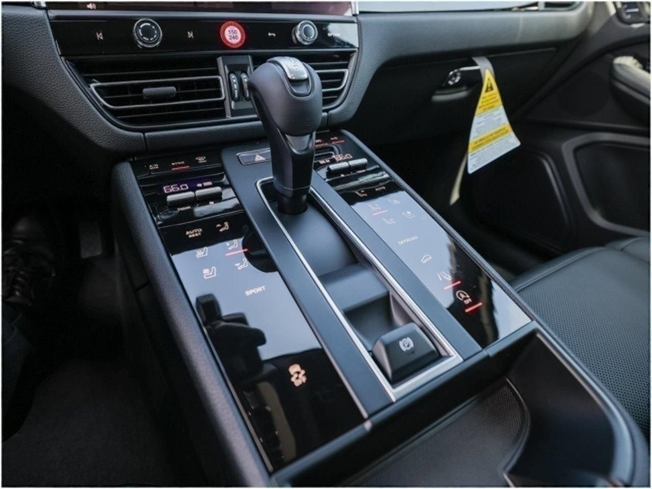 Certified 2025 Porsche Macan AWD/4WD image 20