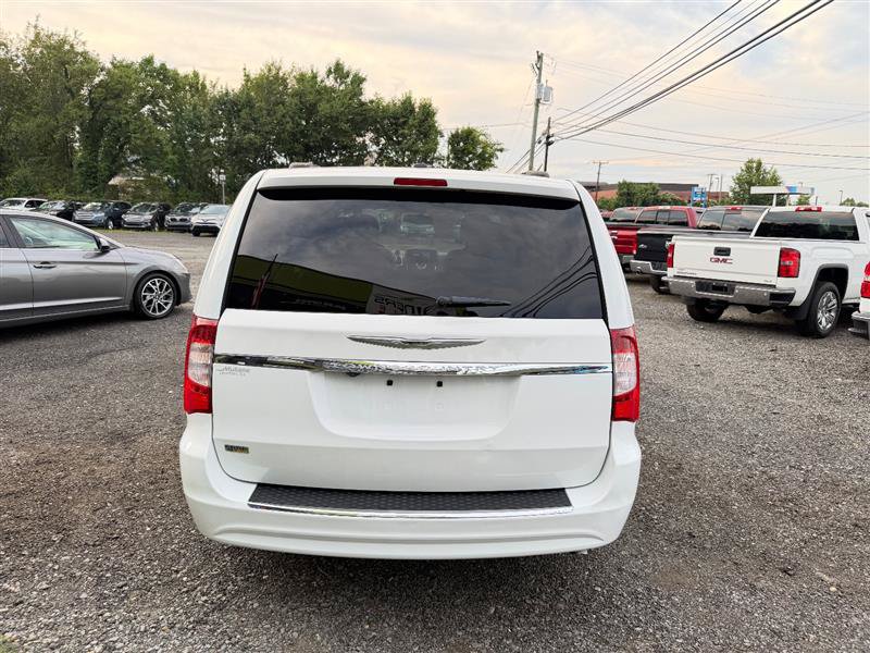 Used 2016 Chrysler Town & Country Touring FWD image 5