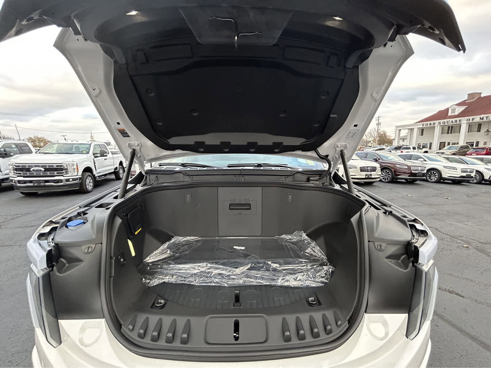 New 2023 Ford F150 Lightning Lariat image 8