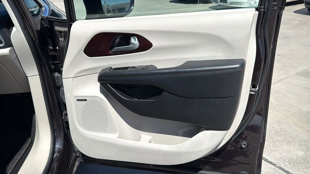Used 2017 Chrysler Pacifica Limited image 33