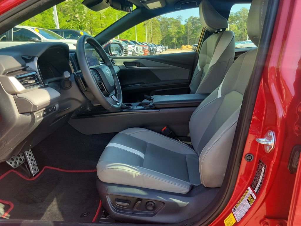 Used 2025 Toyota Camry SE w/ Convenience Package FWD image 17