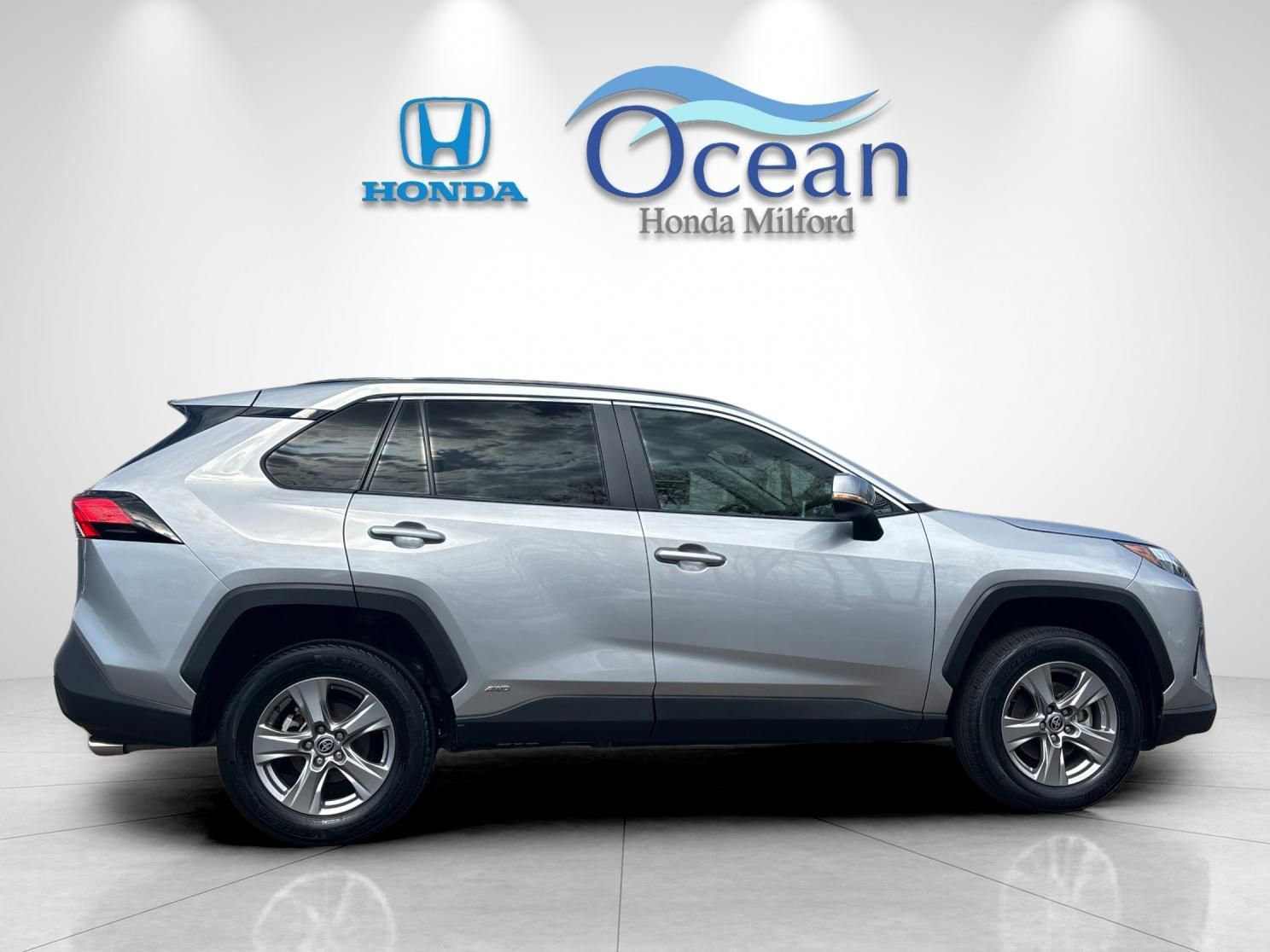 Used 2025 Toyota RAV4 XLE AWD/4WD image 2