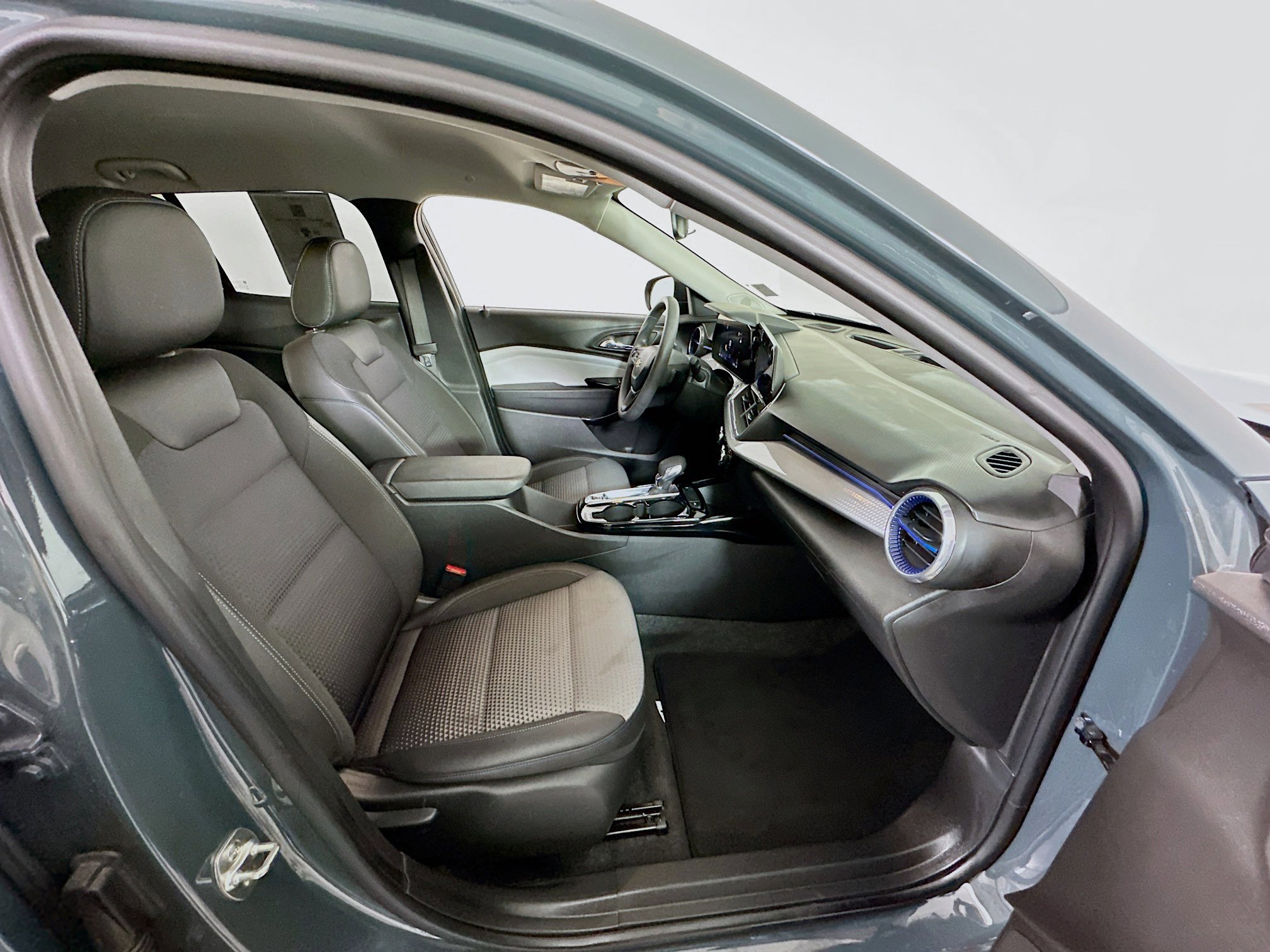 Used 2025 Chevrolet Trax LT image 32