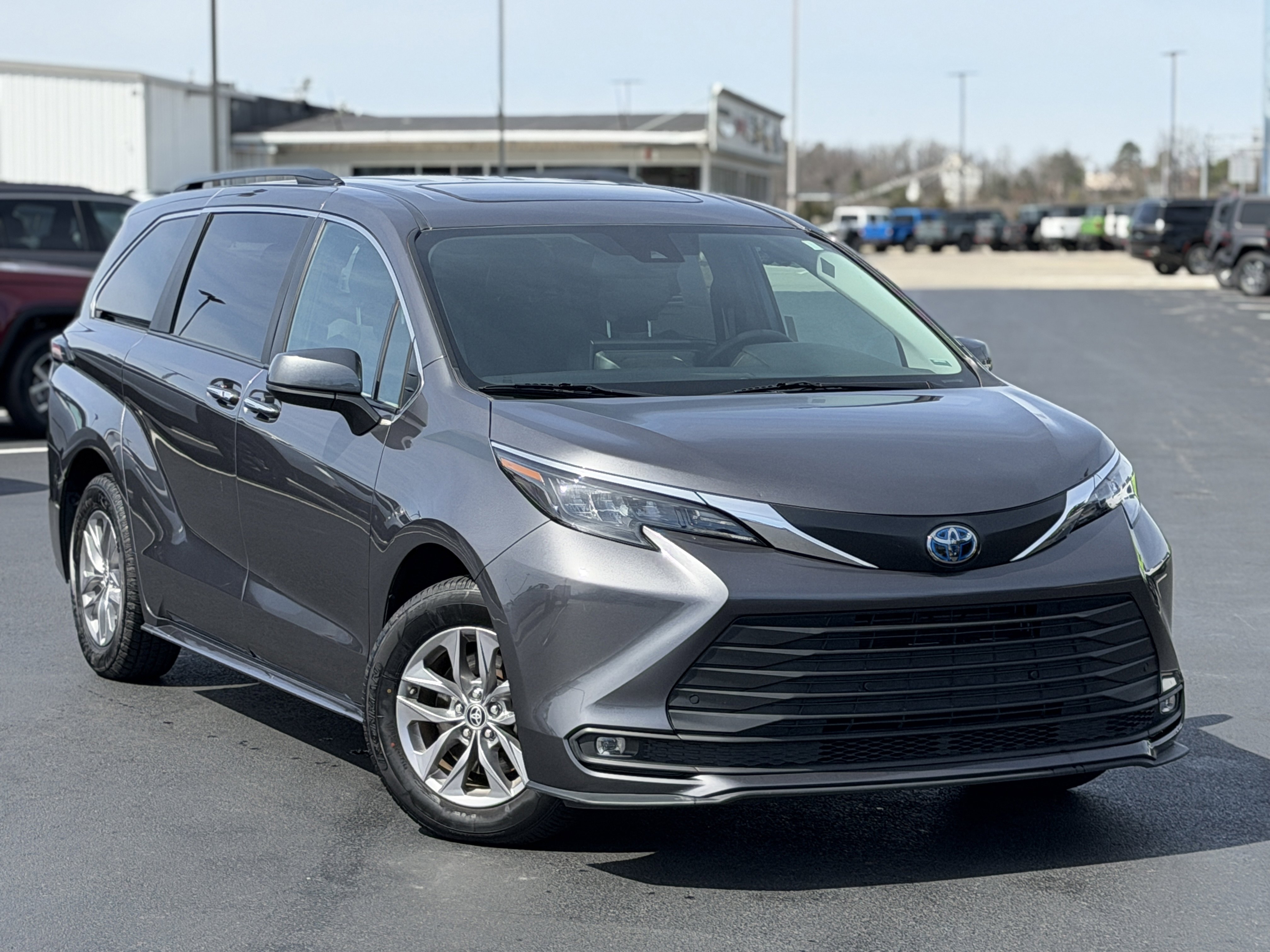 Used 2025 Toyota Sienna XLE FWD image 4