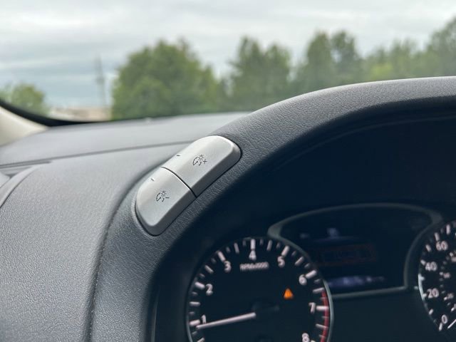 Used 2020 Nissan Pathfinder Platinum FWD image 23
