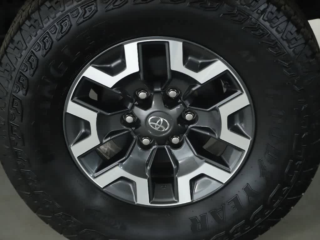 Certified 2022 Toyota Tacoma TRD Off-Road AWD/4WD image 35