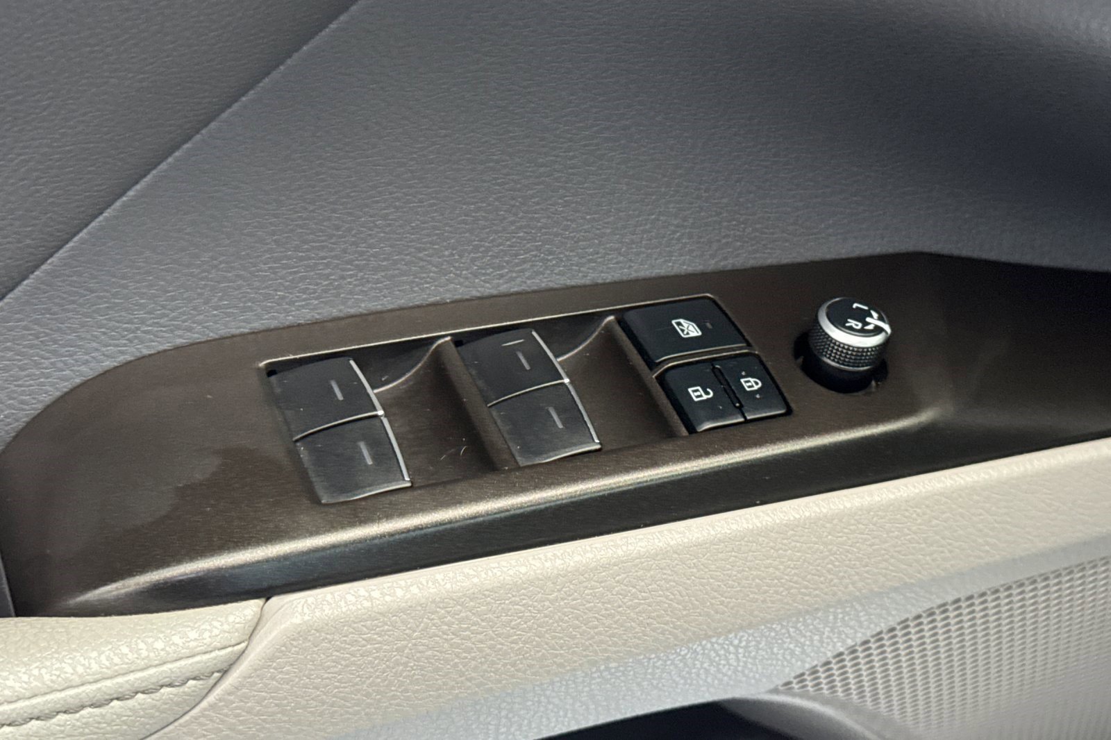 Used 2021 Toyota Camry XLE w/ Navigation Upgrade Package FWD image 12