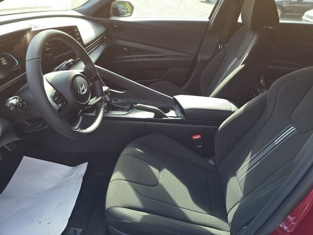 Used 2025 Hyundai Elantra Sport FWD image 4