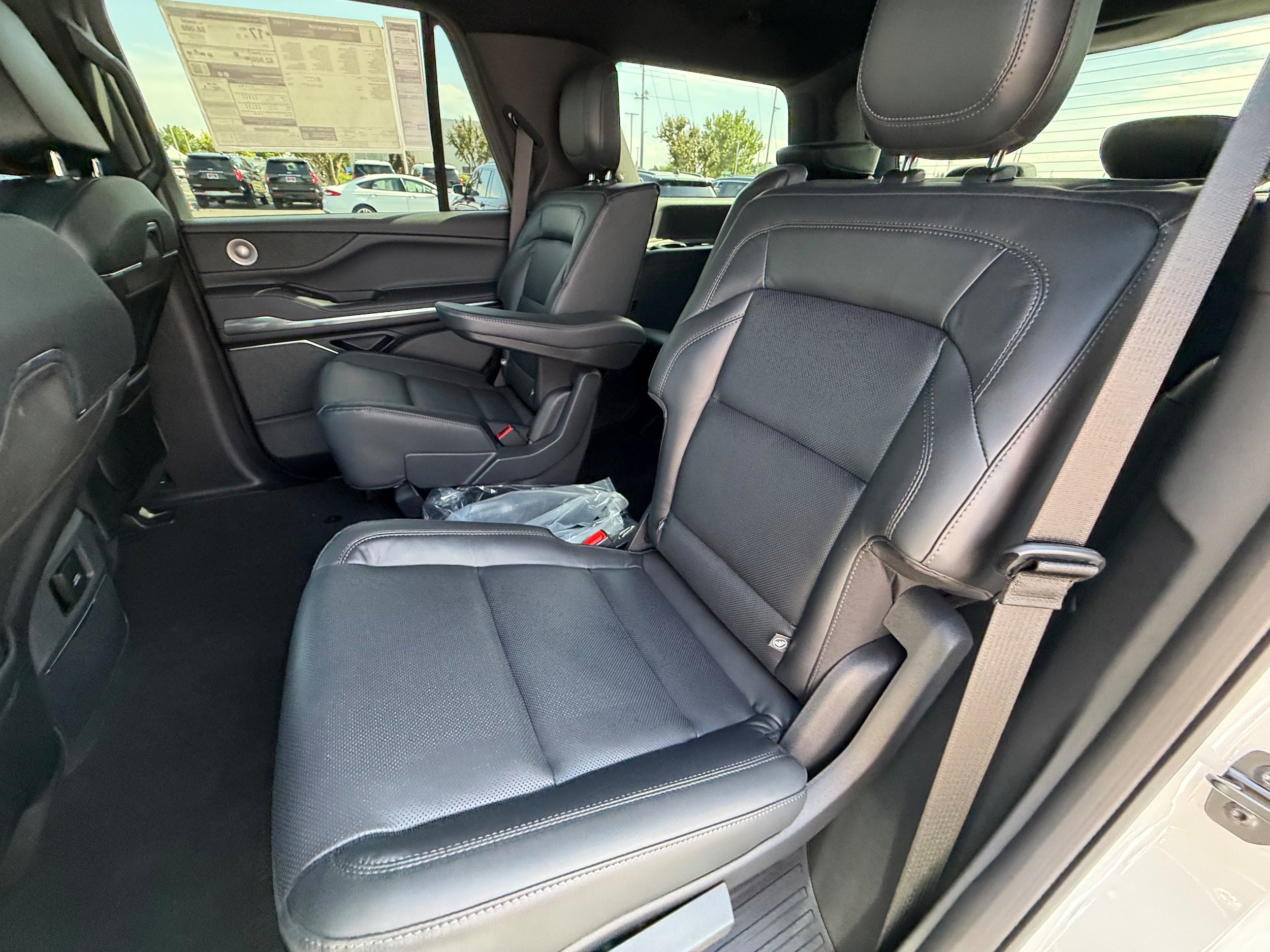 New 2026 Lincoln Navigator Reserve w/ Jet Appearance Package AWD/4WD image 14