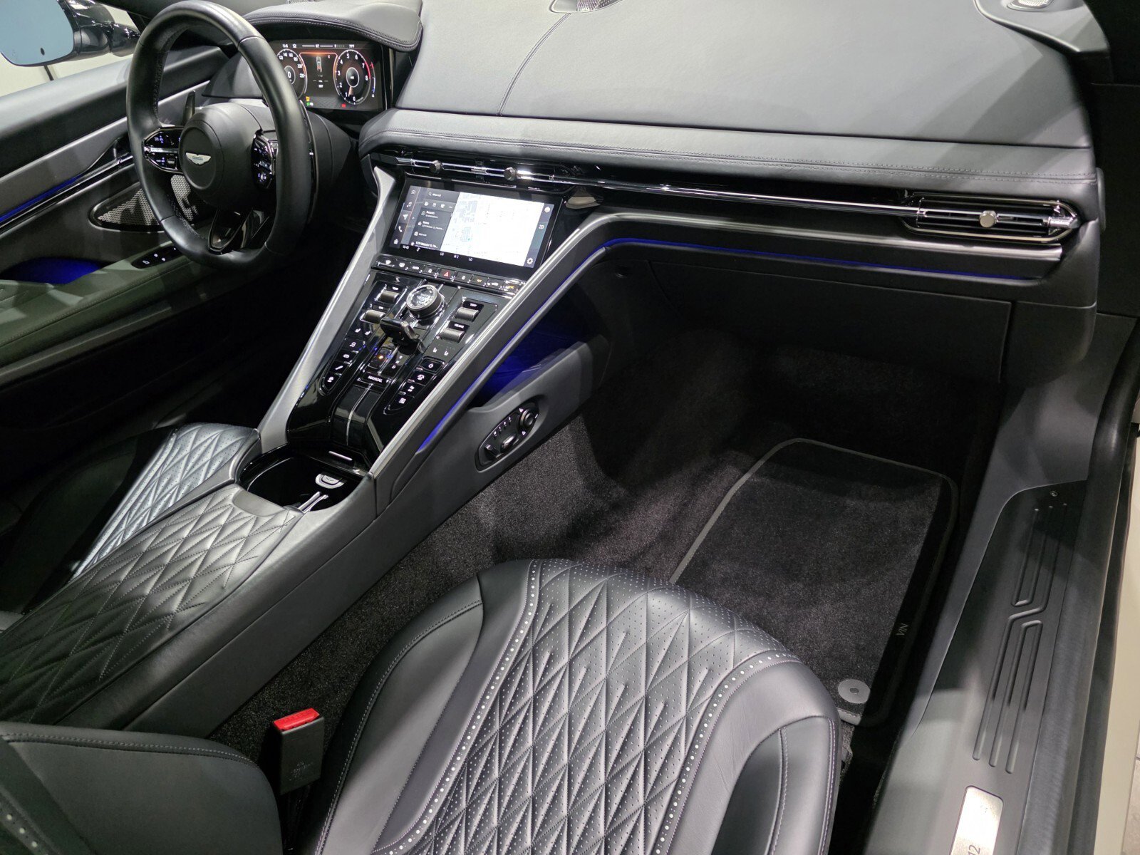 Used 2024 Aston Martin DB12 Coupe RWD image 22