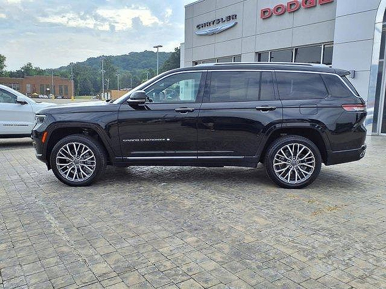 Used 2021 Jeep Grand Cherokee L Summit image 9