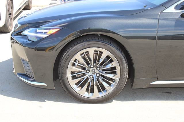 Certified 2022 Lexus LS 500 w/ Accessory Package (Z2) RWD image 4