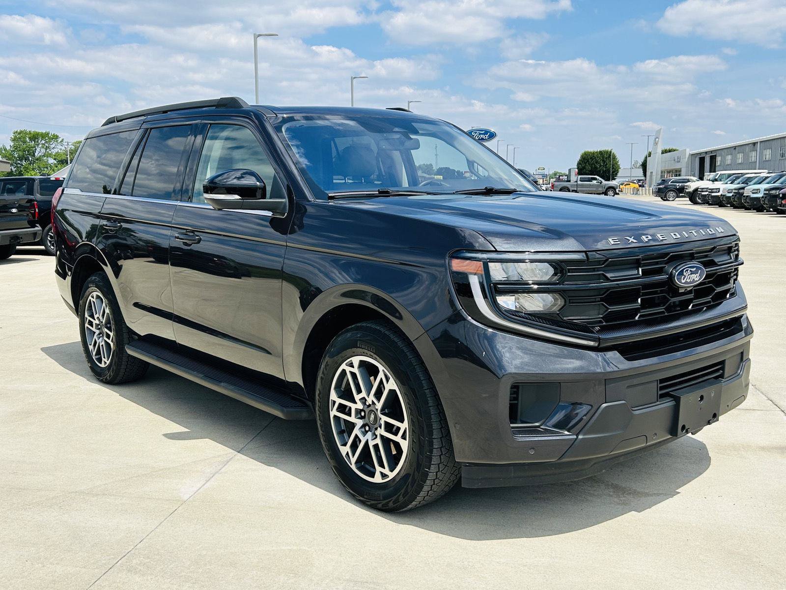 Used 2025 Ford Expedition Active AWD/4WD image 2