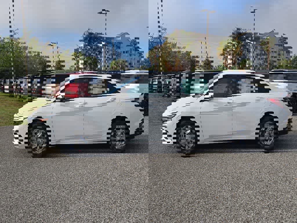 New 2026 Hyundai Elantra SE image 3