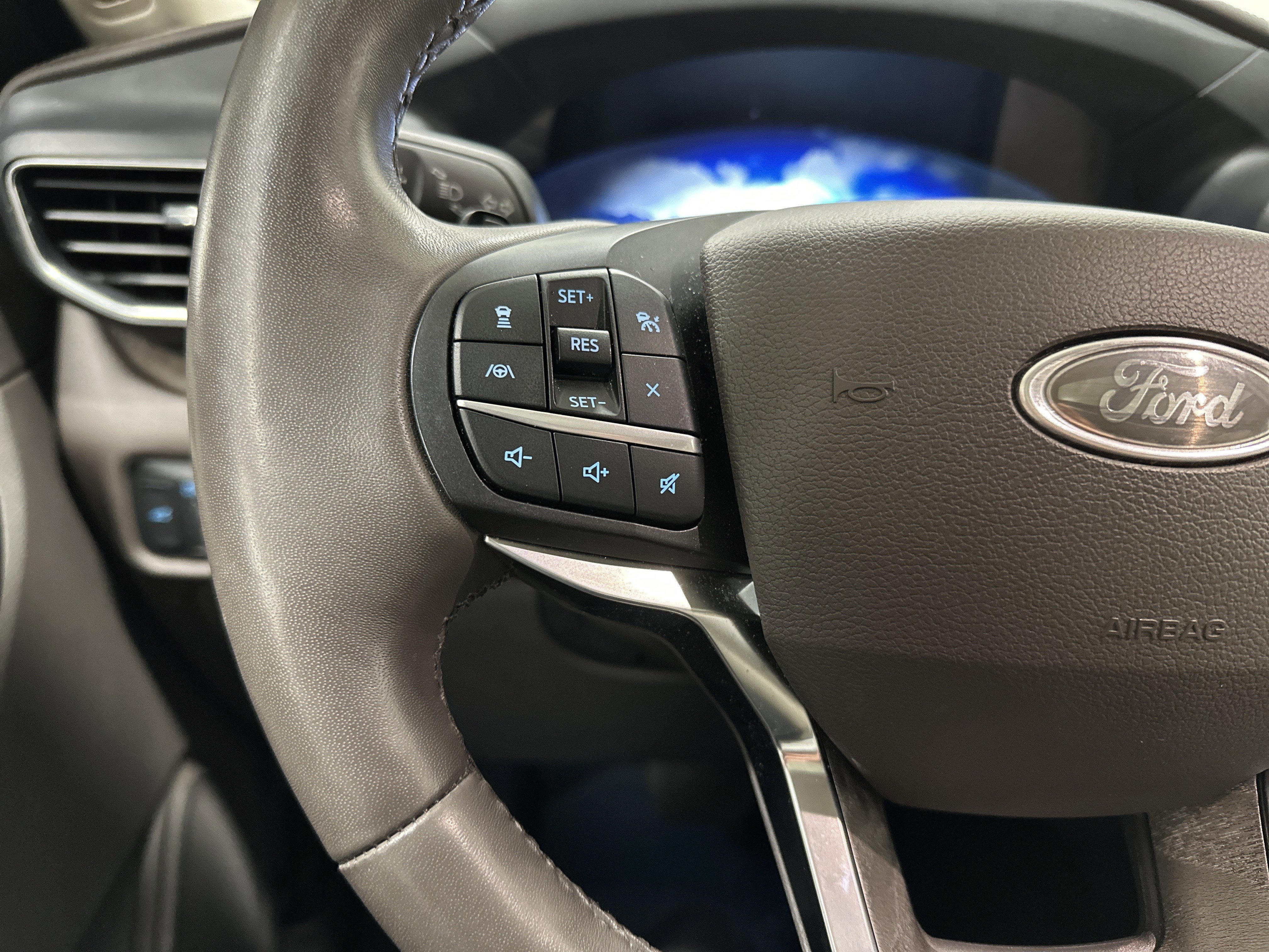 Used 2020 Ford Explorer Platinum w/ Premium Technology Package image 19