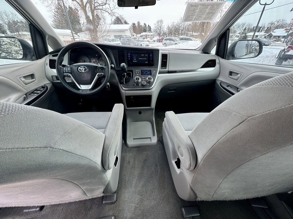 Used 2017 Toyota Sienna L image 14