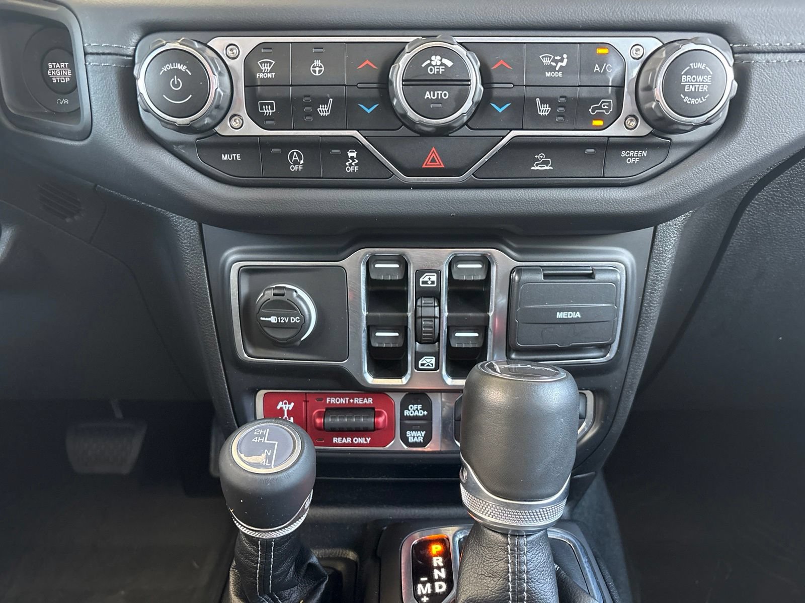 Used 2024 Jeep Gladiator Rubicon w/ Technology Group AWD/4WD image 23