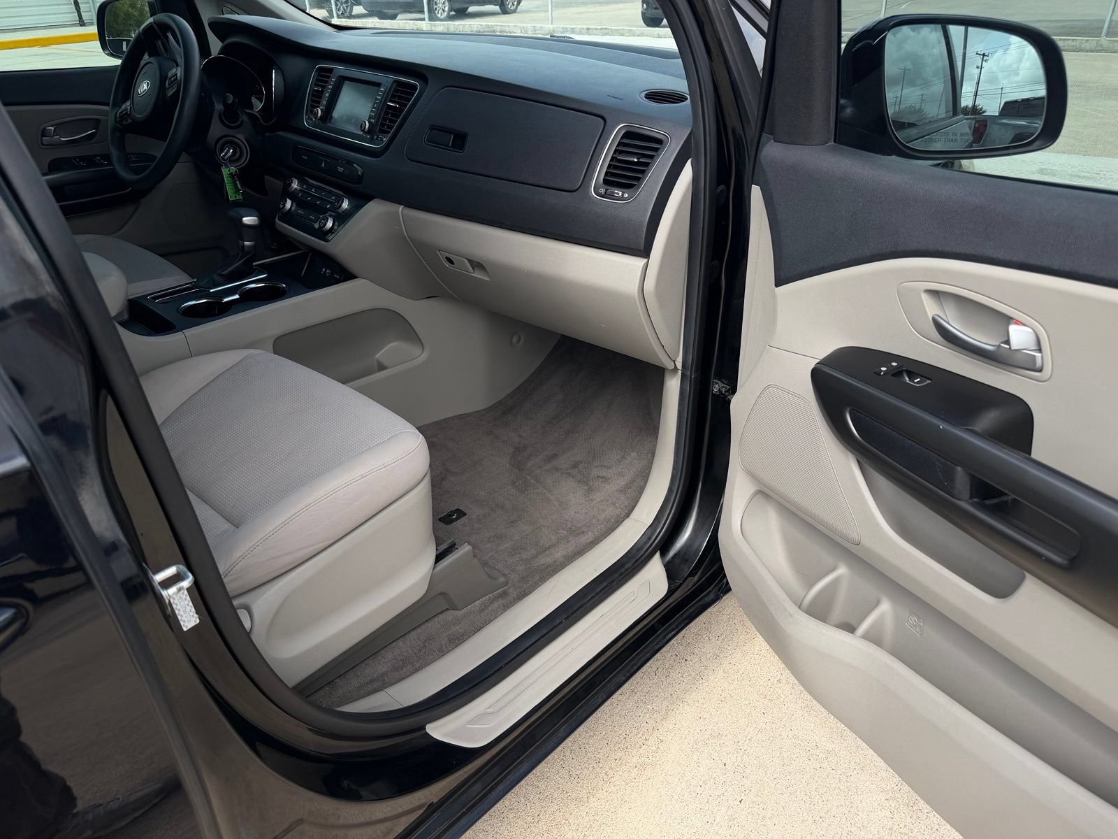 Used 2021 Kia Sedona LX FWD image 9