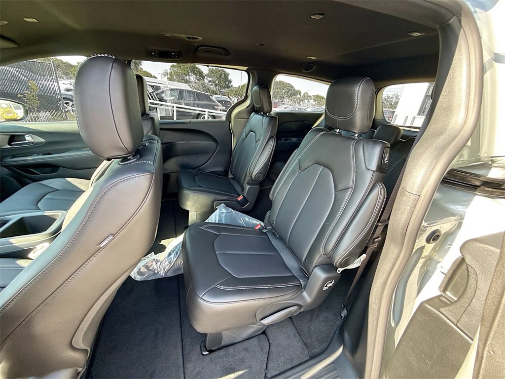 New 2026 Chrysler Pacifica Select image 25