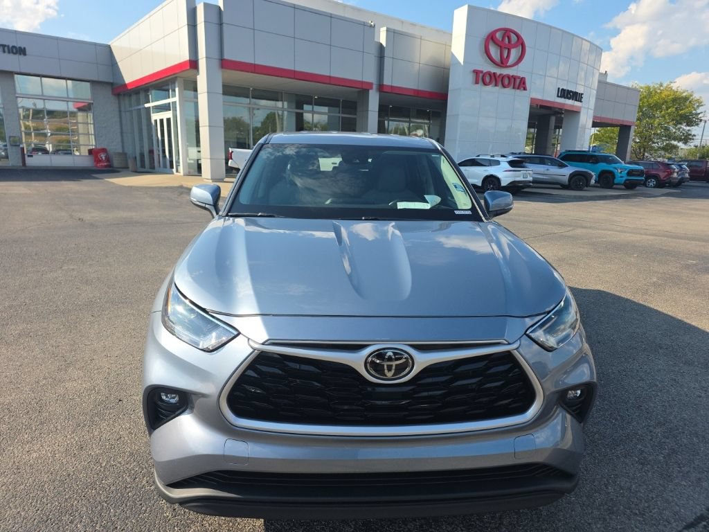 Used 2021 Toyota Highlander LE AWD/4WD image 2