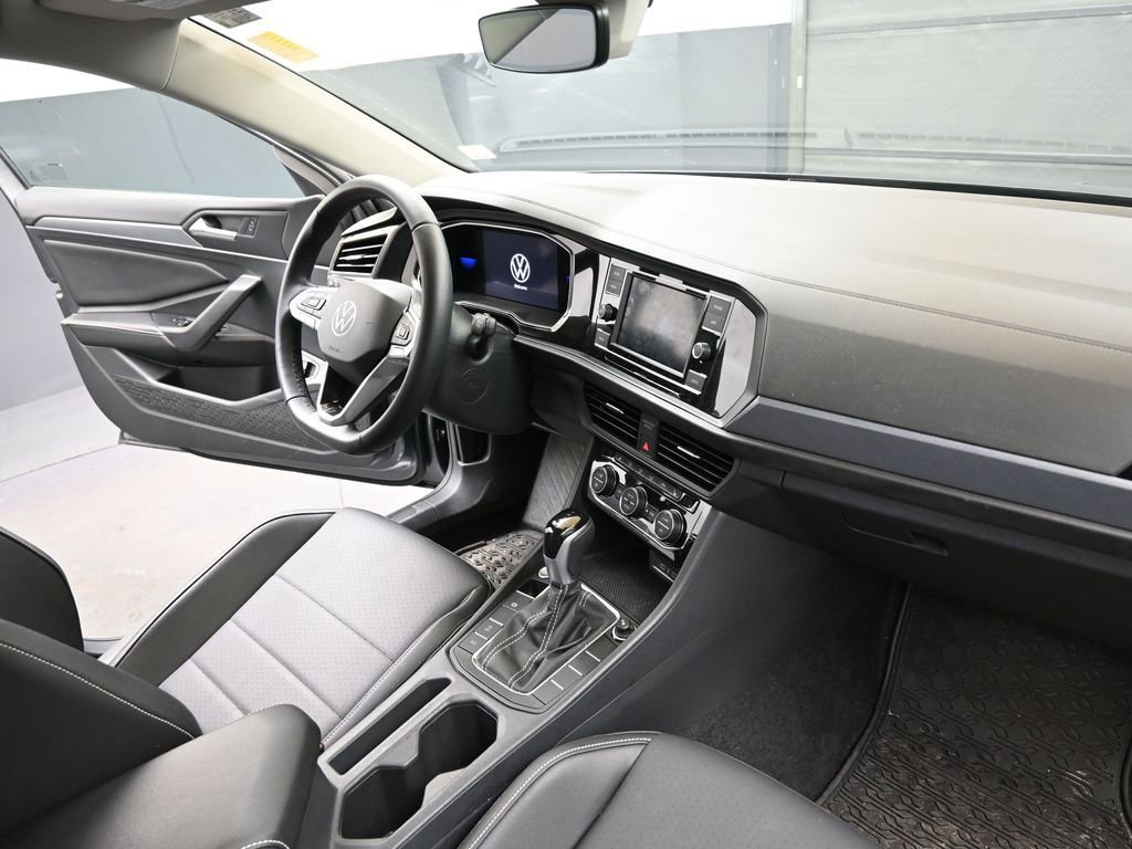 Used 2023 Volkswagen Jetta SE w/ Black Wheel Package image 12