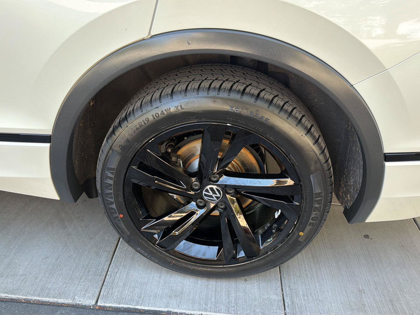 Certified 2023 Volkswagen Tiguan SE R-Line FWD image 12
