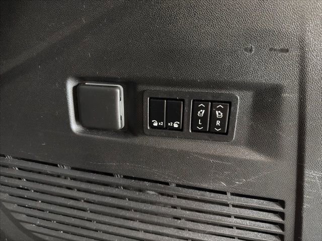 Used 2022 GMC Yukon Denali w/ Advanced Technology Package image 16