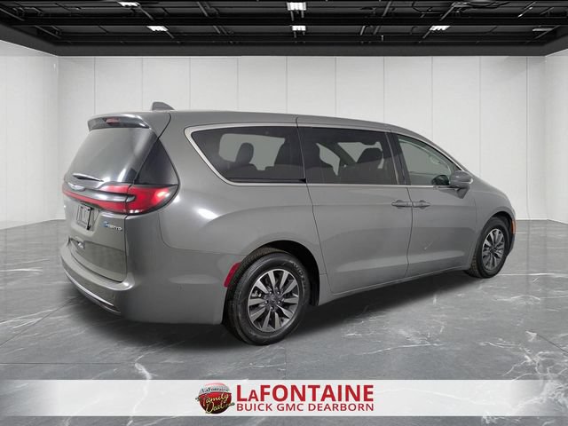 Used 2022 Chrysler Pacifica Touring-L w/ Uconnect Theater Family Group FWD image 5
