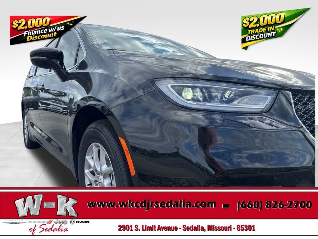 New 2026 Chrysler Pacifica Select image 3