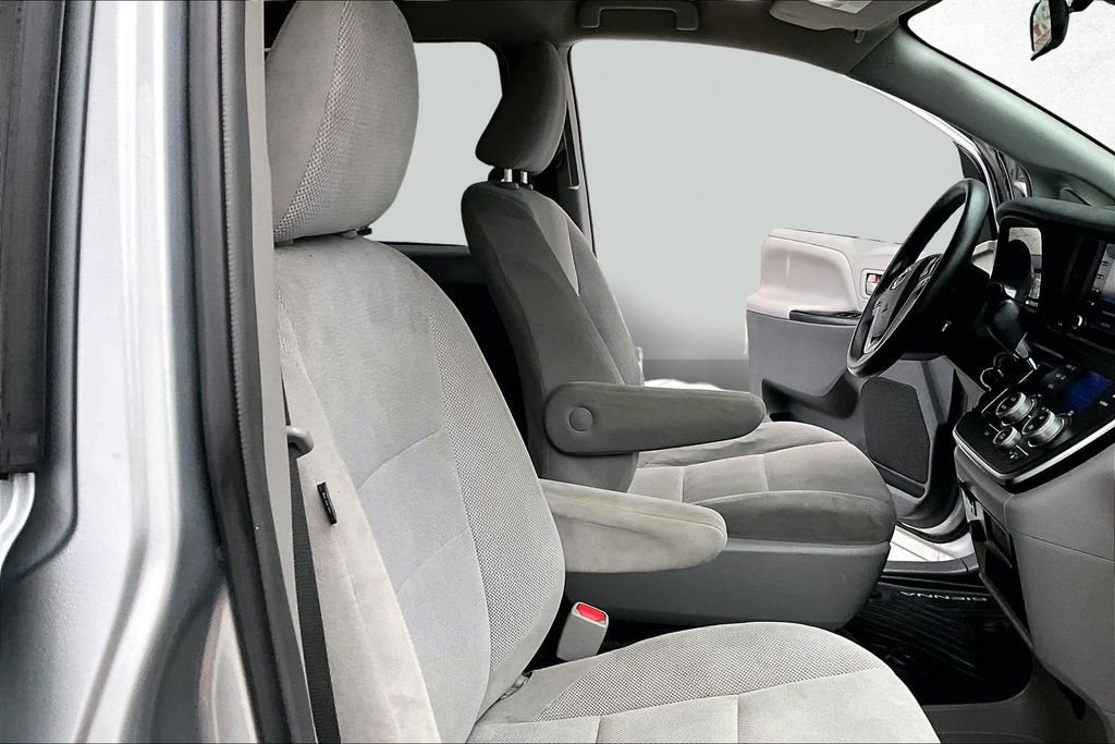 Used 2019 Toyota Sienna L image 29