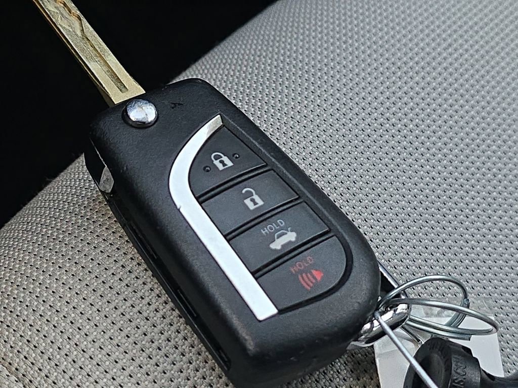 Used 2022 Toyota Corolla LE image 31