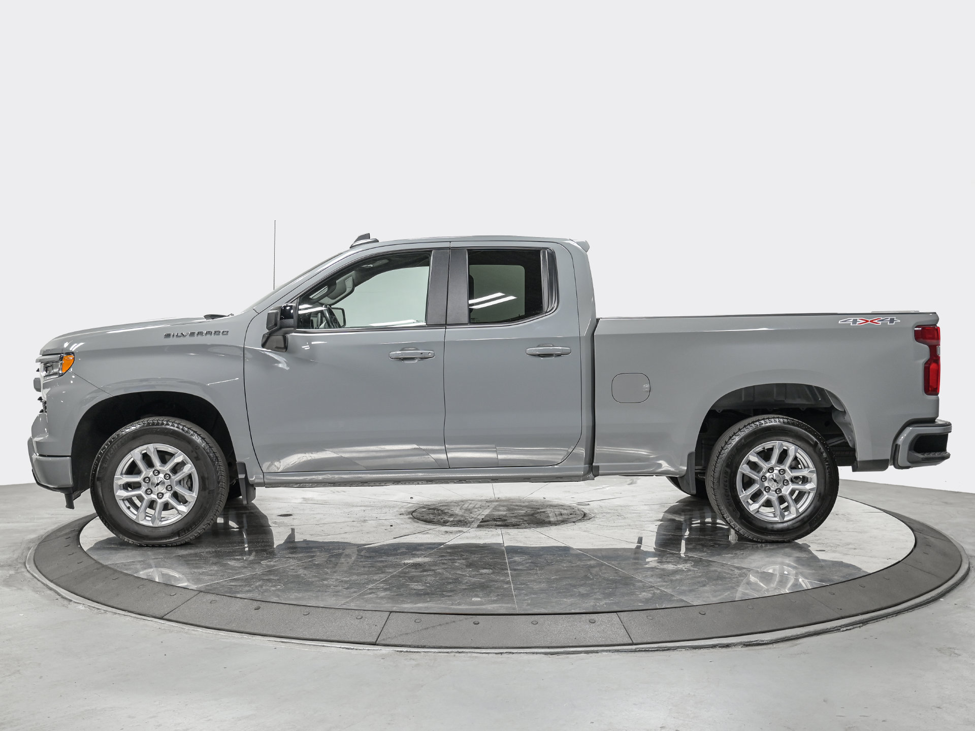 Used 2024 Chevrolet Silverado 1500 RST AWD/4WD image 2