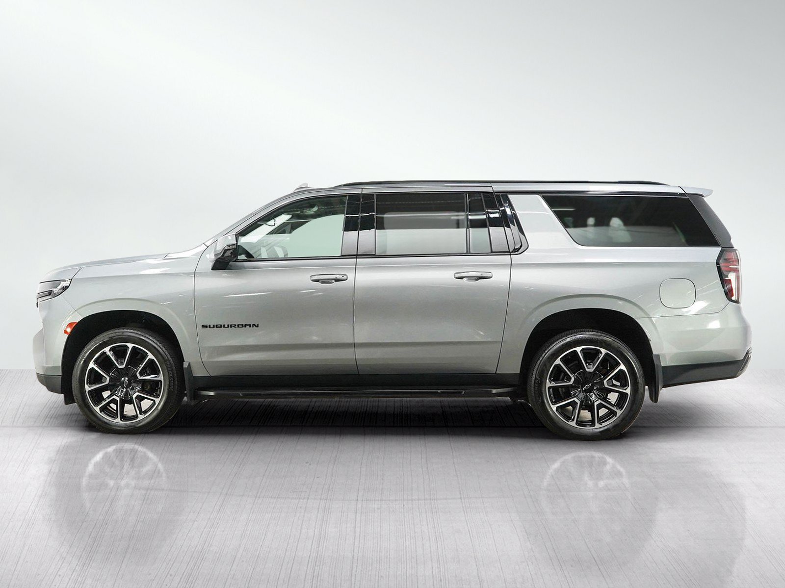 Used 2023 Chevrolet Suburban RST w/ Luxury Package AWD/4WD image 2