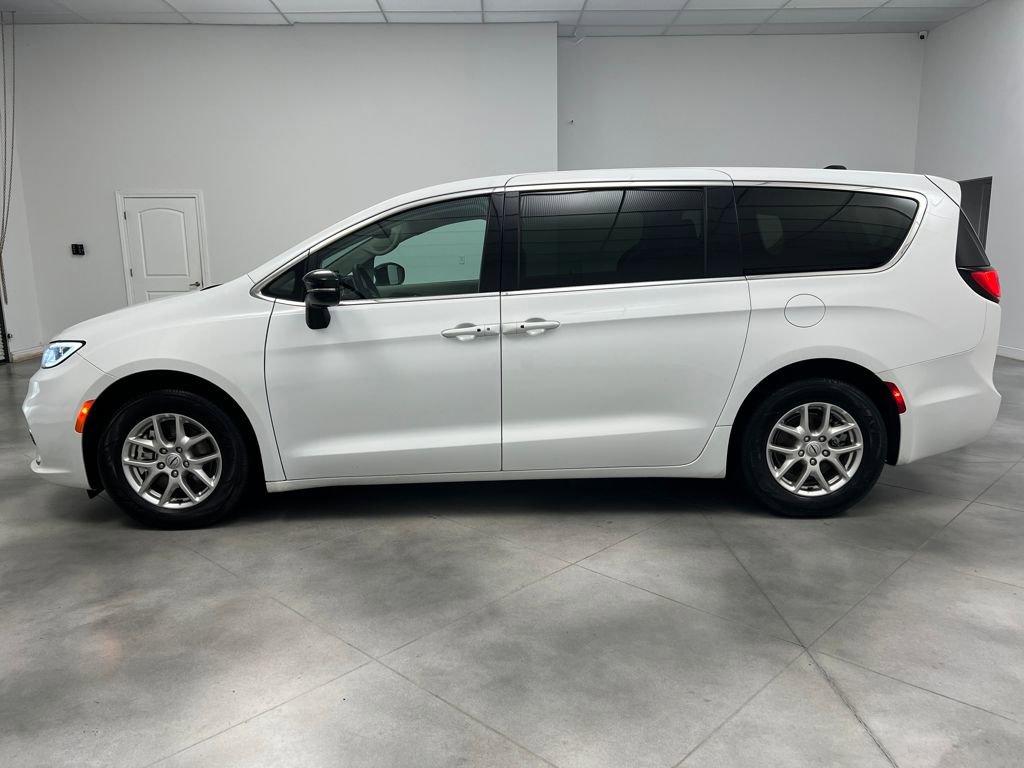 Used 2024 Chrysler Pacifica Touring-L image 4