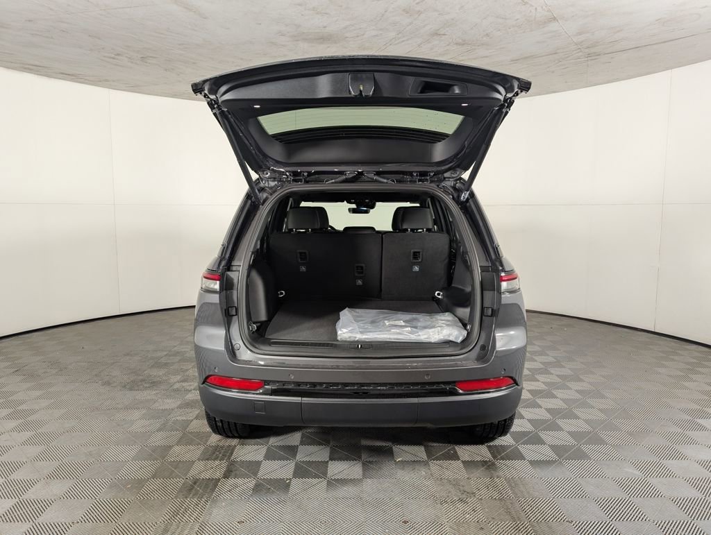 New 2025 Jeep Grand Cherokee Laredo image 9