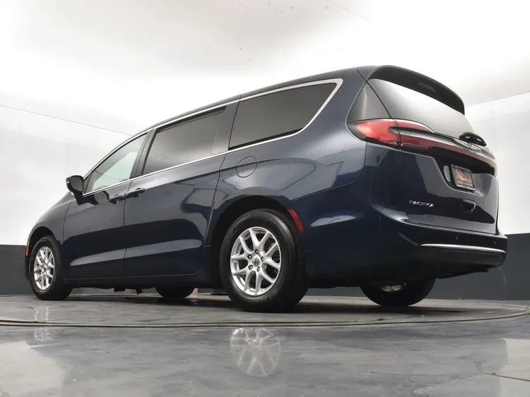 Used 2023 Chrysler Pacifica Touring-L FWD image 12