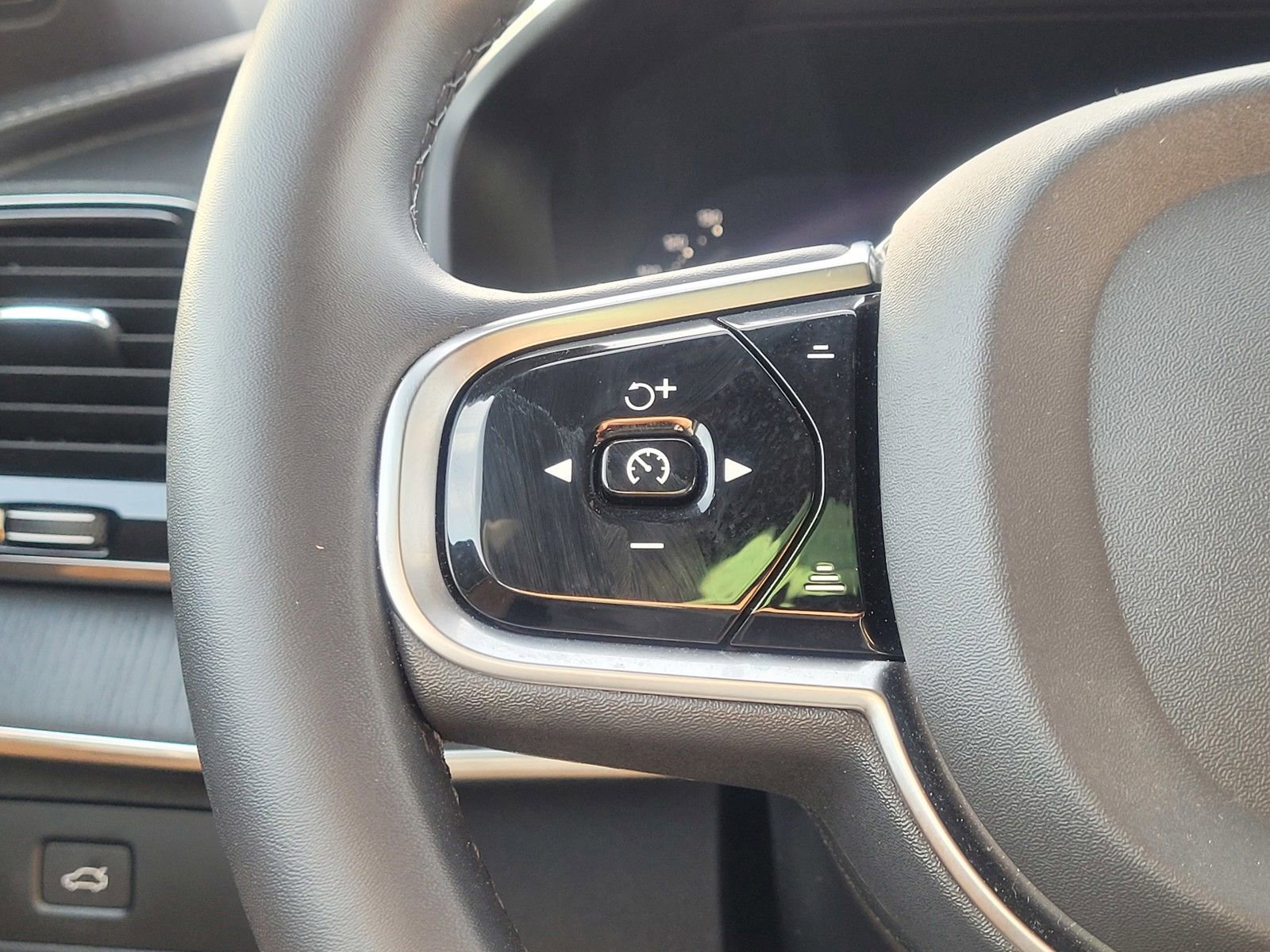 Certified 2023 Volvo XC90 B6 Ultimate w/ Protection Package Premier AWD/4WD image 20