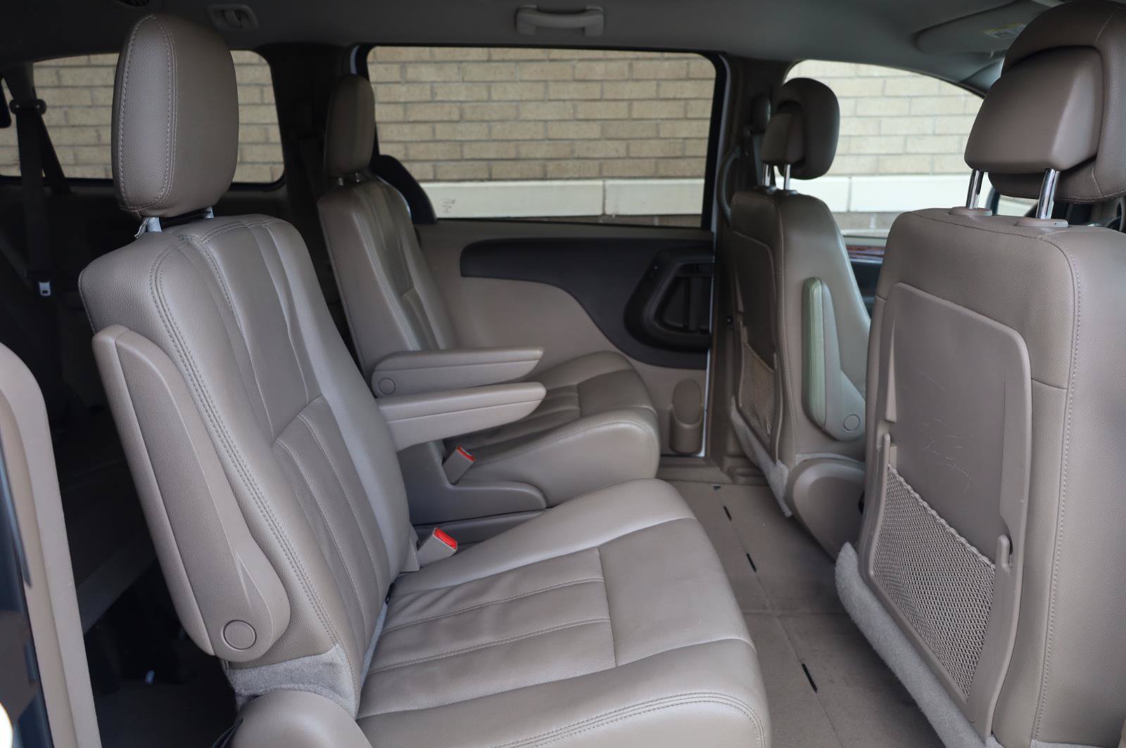Used 2014 Chrysler Town & Country Touring FWD image 22