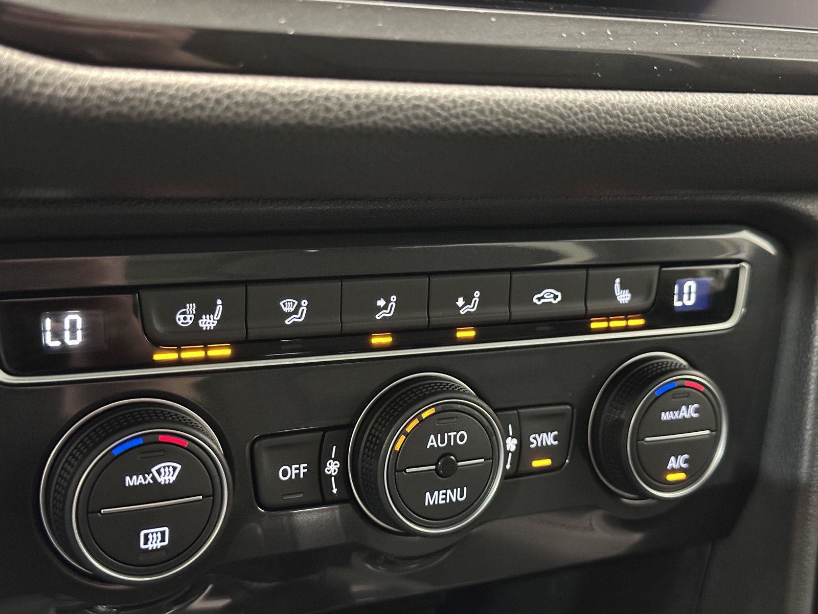 Used 2020 Volkswagen Tiguan SEL AWD/4WD image 25