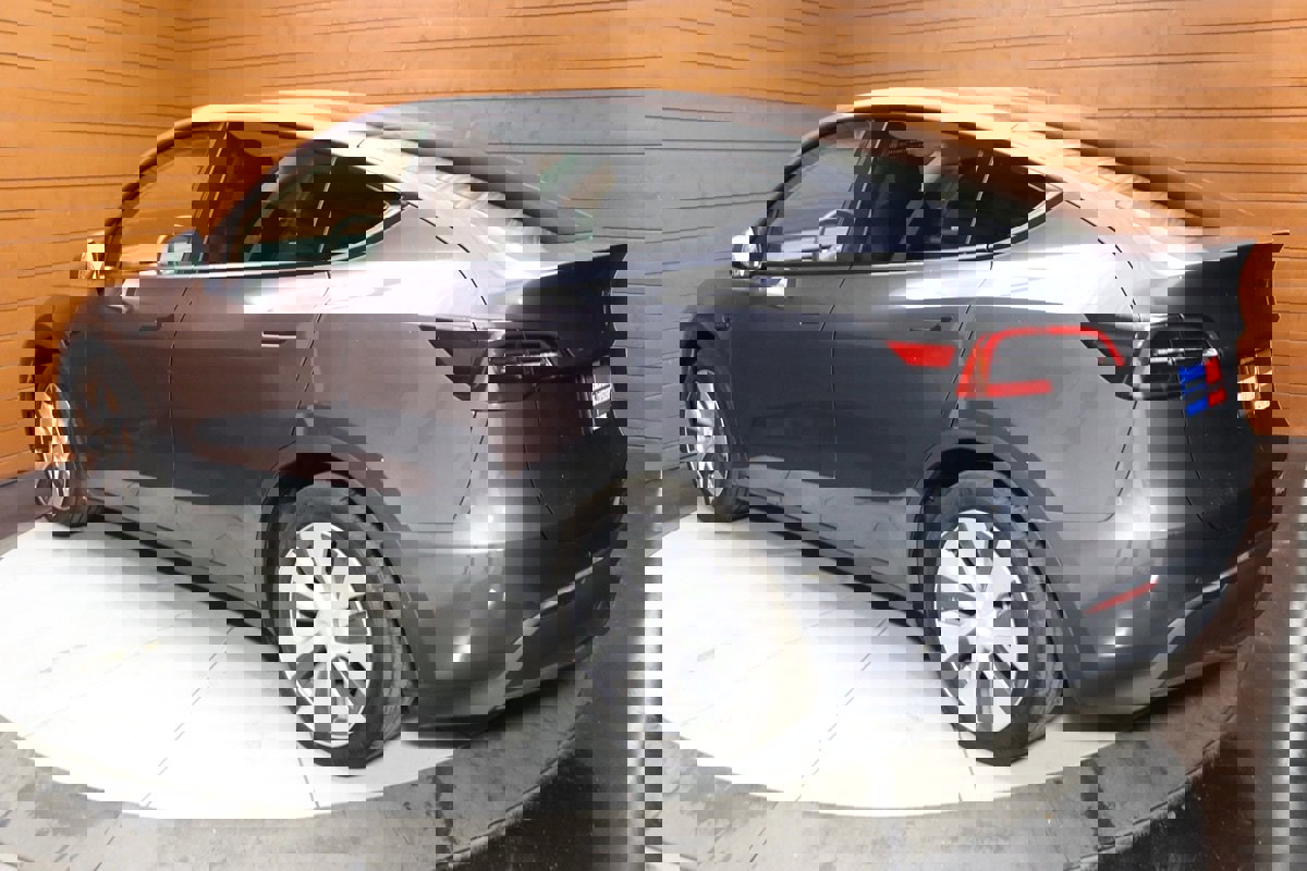 Used 2022 Tesla Model Y Long Range image 10