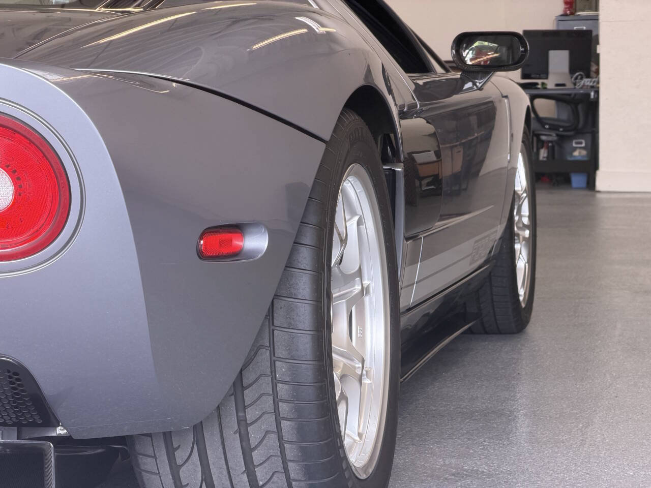Used 2006 Ford GT RWD image 27