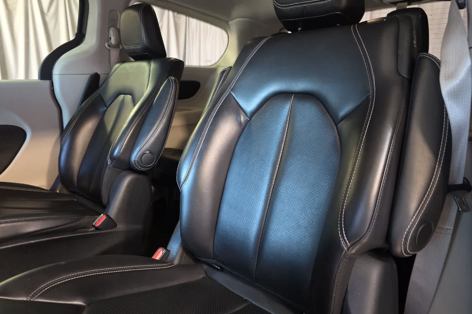 Used 2023 Chrysler Pacifica Touring-L FWD image 17