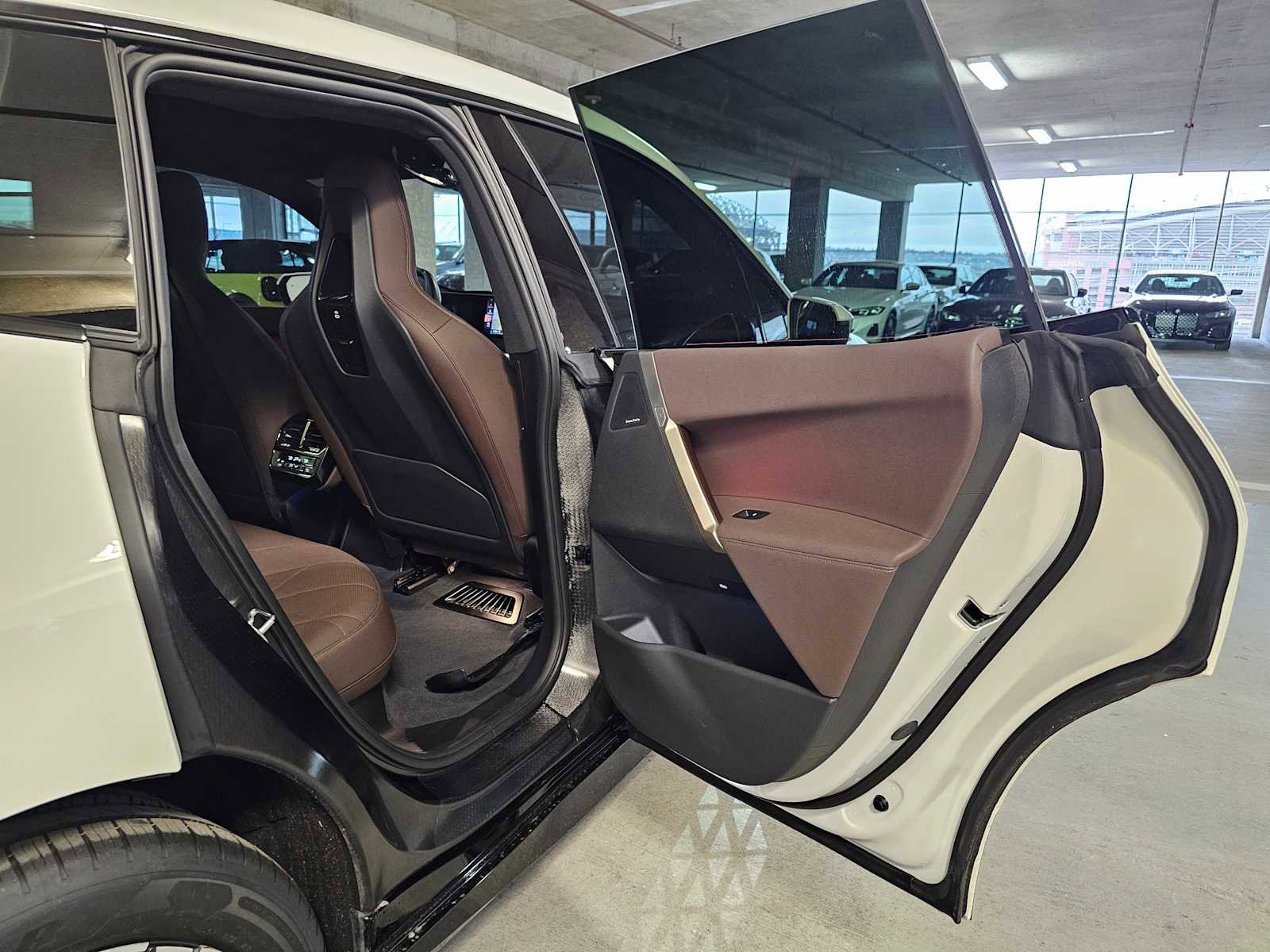 Used 2024 BMW iX xDrive50 w/ Premium Package image 34