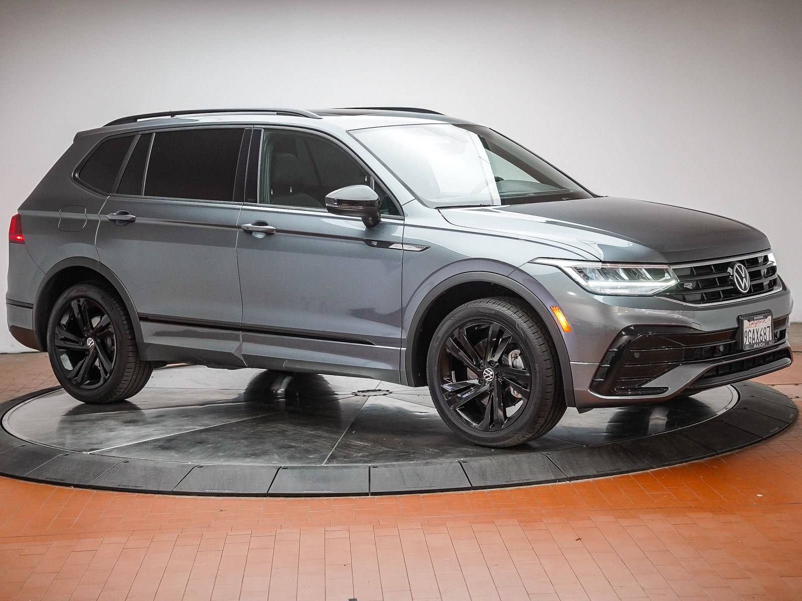 Used 2023 Volkswagen Tiguan SE R-Line FWD image 6