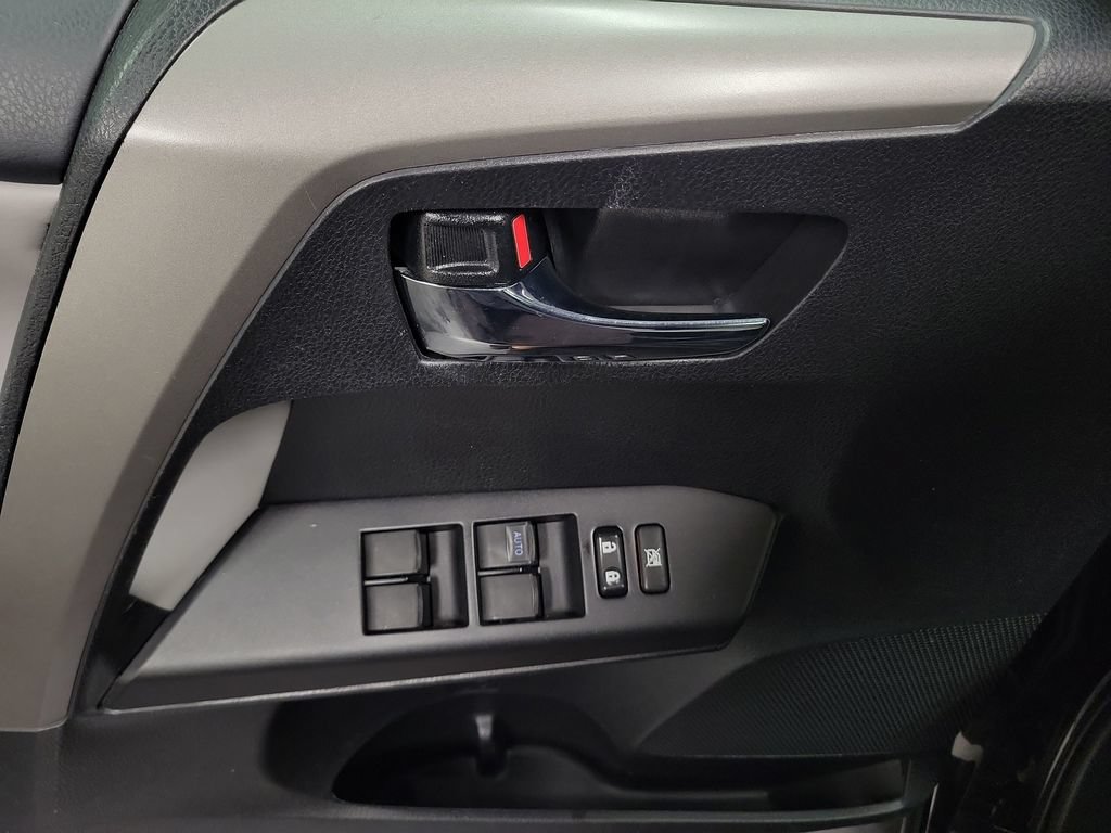 Used 2018 Toyota RAV4 XLE FWD image 19